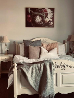 Number 10 -Queen Room with b/fast